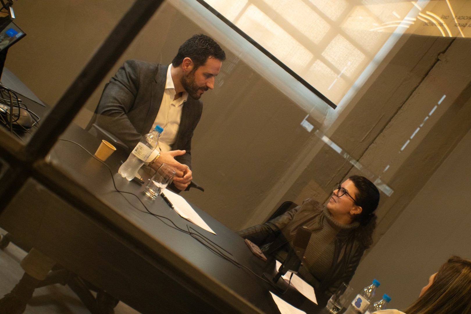 Um homem e duas mulheres participam de webinar em formato de podcast sobre a experiência da Lojas Renner e vml company em recuperação de depósitos judiciais