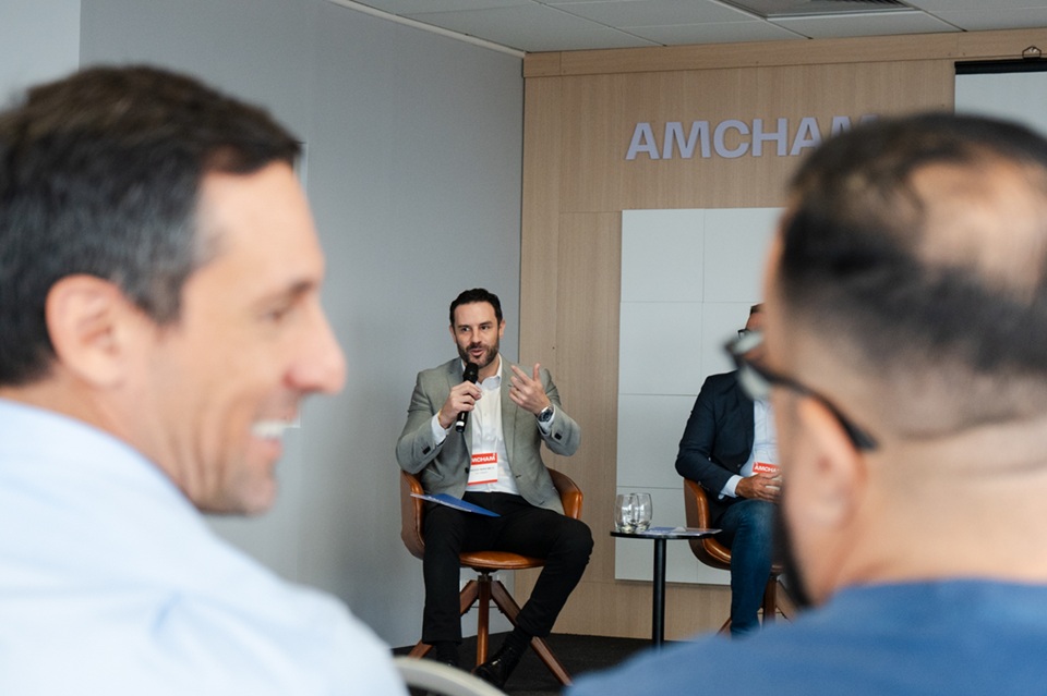 homem vinicius vieira melo, ceo da vml company, palestra para plateia sobre como empreender e prosperar no brasil